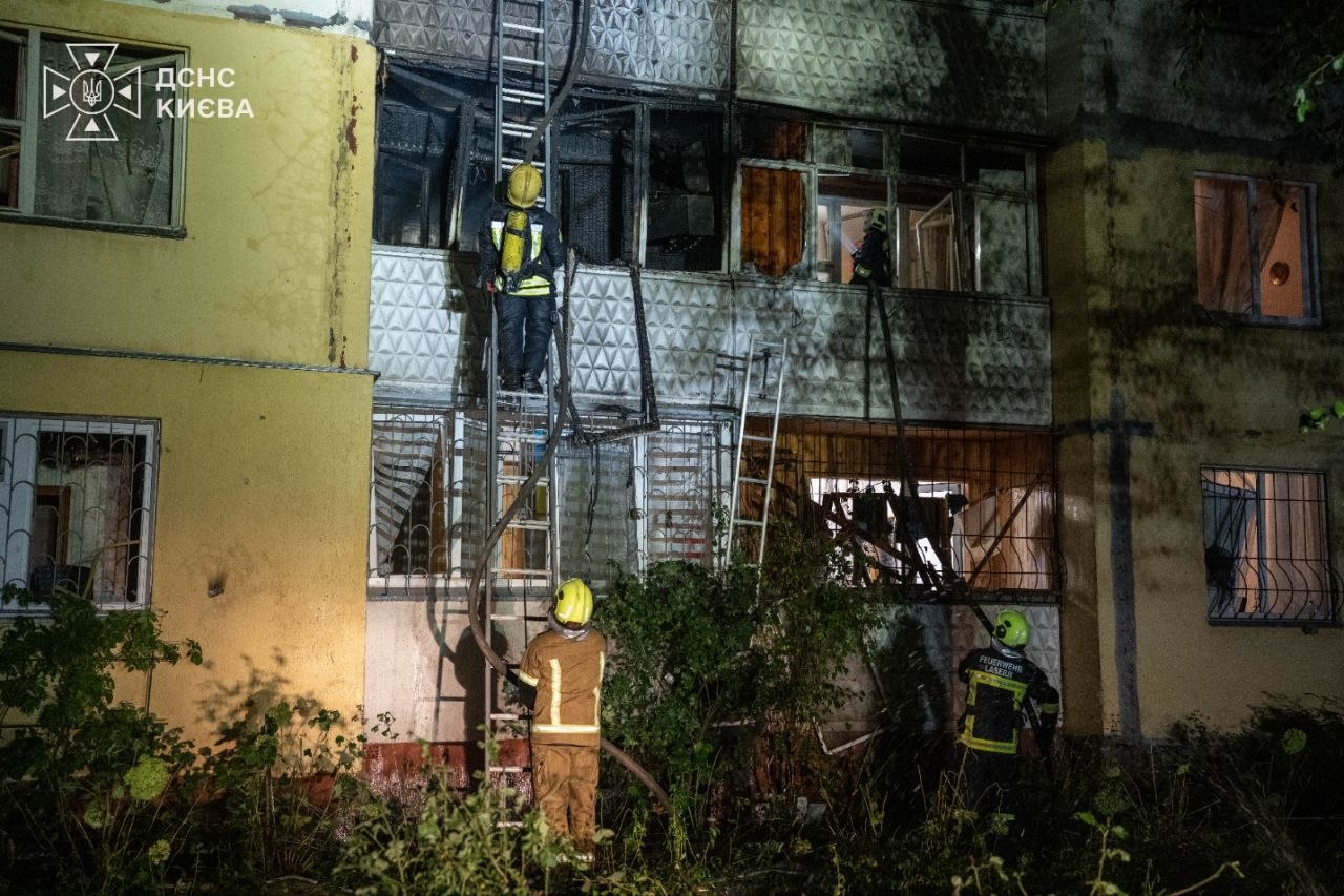 Rescue workers respond to the site of a Russian strike on an apartment building in Kyiv, 30 August 2026. Photo: Ukraine's State Emergency Service
