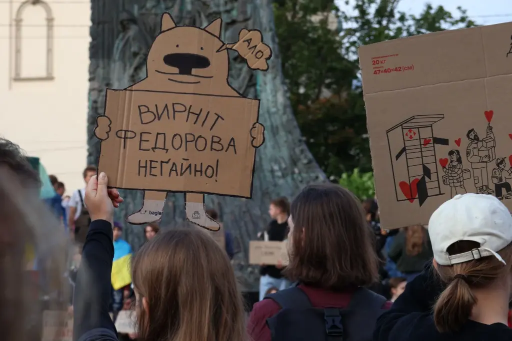 A protester holds a hand-drawn cardboard sign reading “Bring Fedorov back immediately!” during a demonstration in Lviv. Photo: Euromaidan Press.