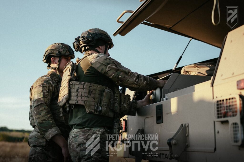 A crew from Ukraine’s 1030th “Aquila” Anti-Aircraft Missile and Artillery Regiment is loading the RapidRanger with anti-aircraft missiles ahead of a combat deployment. Source: Ukraine’s 1030th “Aquila” Anti-Aircraft Missile and Artillery Regiment