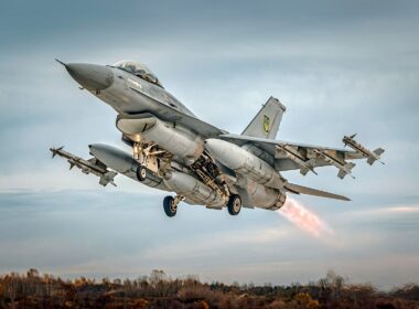 A Ukrainian Air Force F-16AM Fighting Falcon fighter jet takes off armed with AIM-9 Sidewinder air-to-air missiles. Photo: Ukrainian Air Force\X