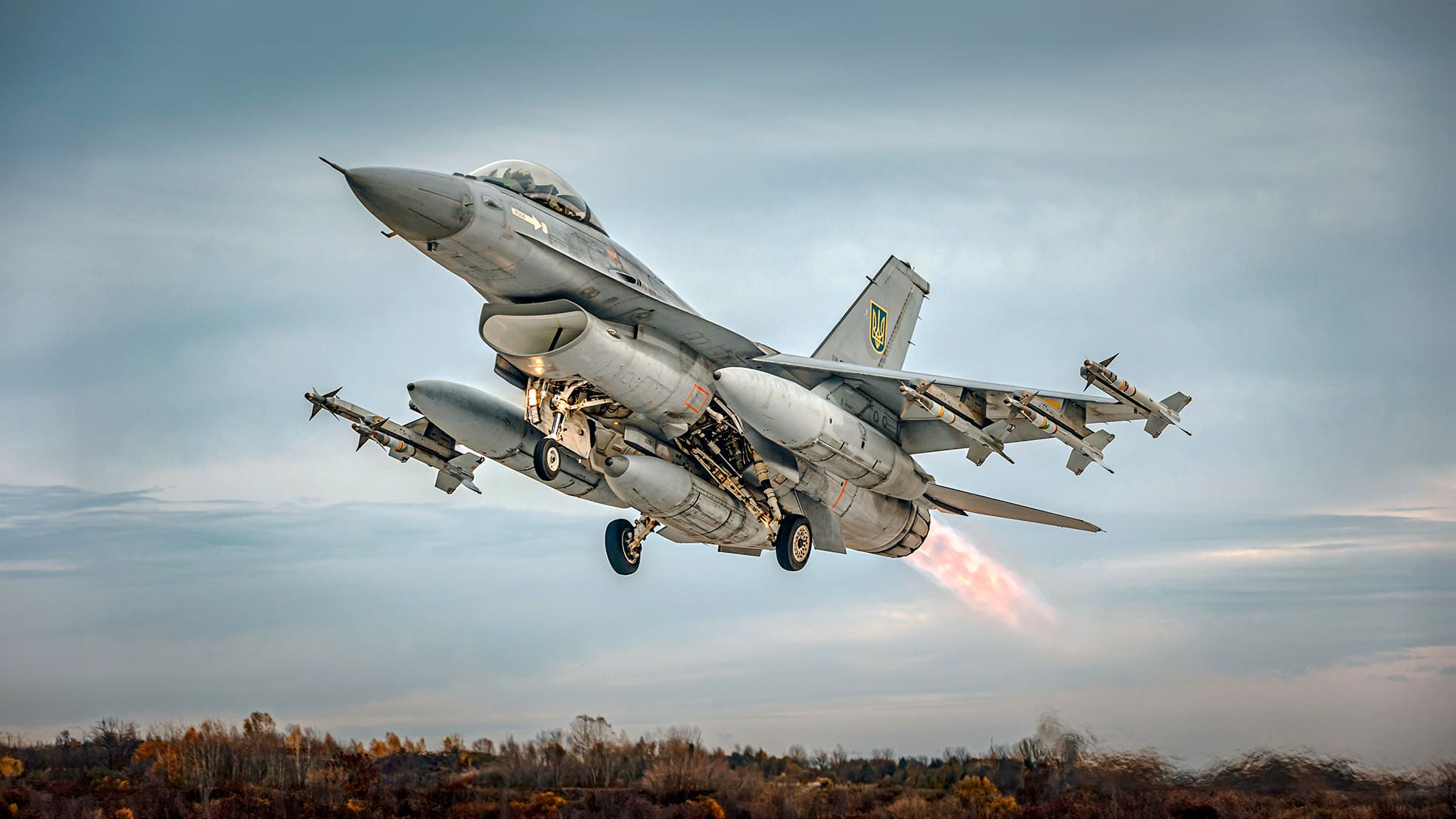 A Ukrainian Air Force F-16AM Fighting Falcon fighter jet takes off armed with AIM-9 Sidewinder air-to-air missiles. Photo: Ukrainian Air Force\X