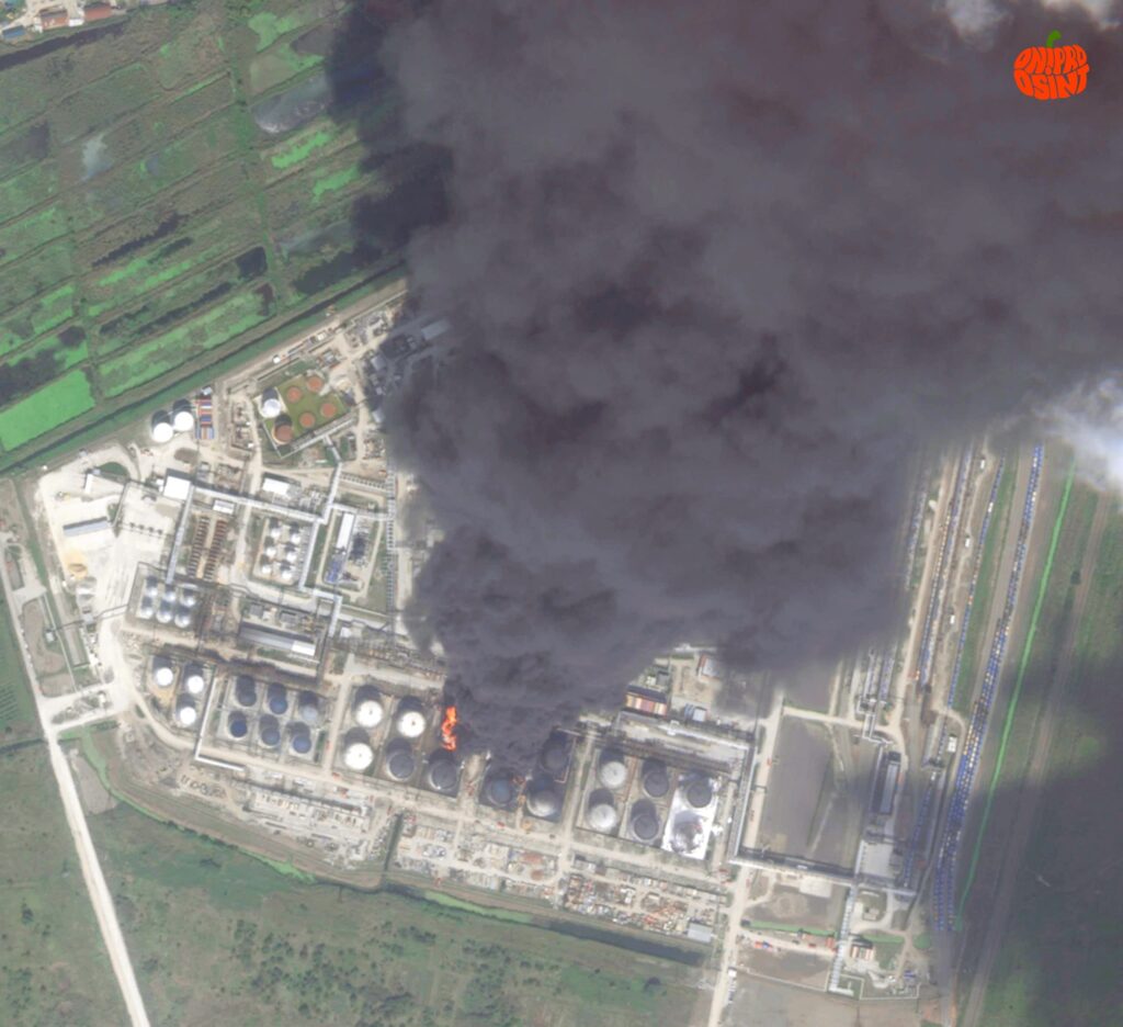 Satellite imagery of the Slavyansk oil refinery after a nighttime UAV attack on 13 September. Part of the refinery is obscured by thick smoke from a fire in the tank farm, Krasnodar Krai, Russia. Photo: Dnipro Osint