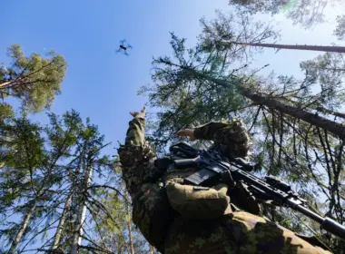Estonian and Ukrainian soldiers fly drones together during Exercise Hedgehog 2025 in Estonia, where Ukrainian operators were credited with knocking out two battalions in a simulated engagement. Photo: vbl/OR-7 Ardi Hallismaa/ERR