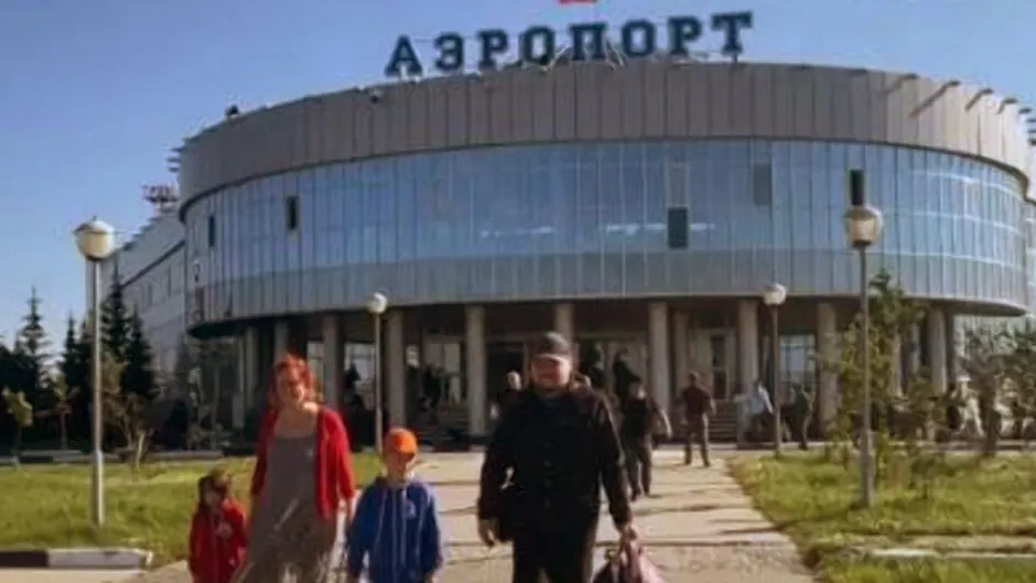 Olga Druzhinina and her husband at Salekhard airport with two children brought from occupied Donetsk Oblast, July 2022. Screenshot: Yamal-Media via Sever-Press