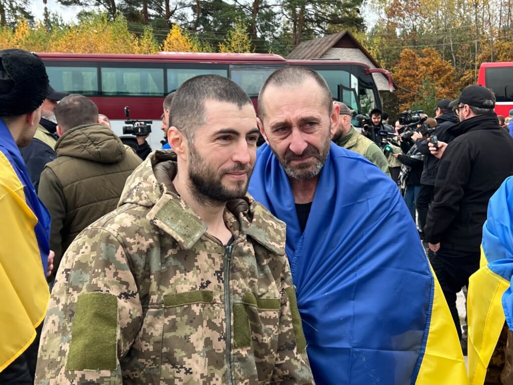 Ukrainian prisoners of war and civilians return home during a prisoner exchange with Russia on 23 October 2026. Photo: Zelenskyy