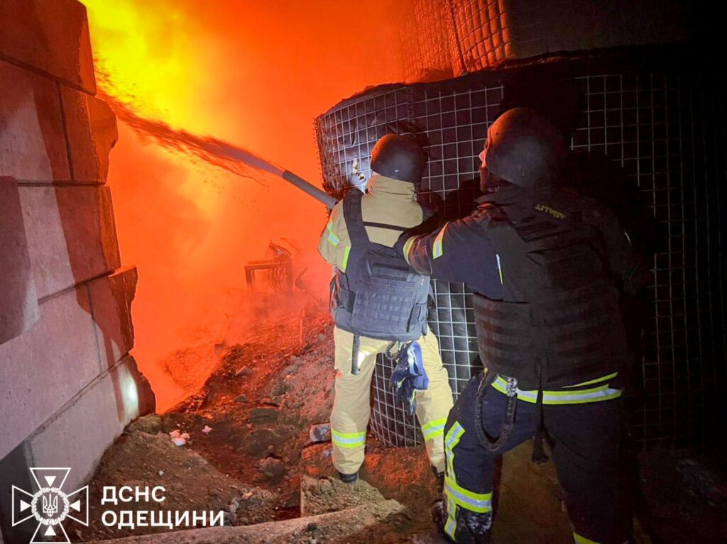Rescuers extinguish a fire caused by a Russian strike in Odesa Oblast. Illustrative photo: State Emergency Service of Ukraine in Odesa Oblast