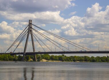 Kyiv's Northern Bridge connecting the city's two sides across the Dnipro River. Photo via Wikimedia Commons