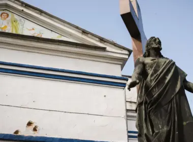 russian glide bombs scarred statue christ damaged 19th-century church sumy · post front saints peter paul ukraine after strike 29 2026 статуя ісуса христа зазнала символічних пошкоджень фото цукр захар